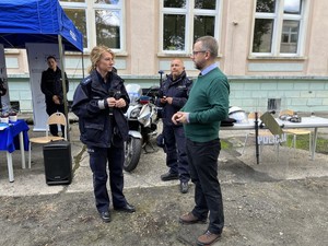 na zdjęciu policjanci rozmawiający z uczestnikami spotkania