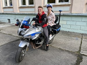 na zdjęciu motocykl policyjny i uczniowie