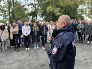 na zdjęciu policjant prowadzi prelekcje