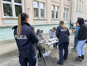na zdjęciu uczniowie układają kubki w alkogoglach