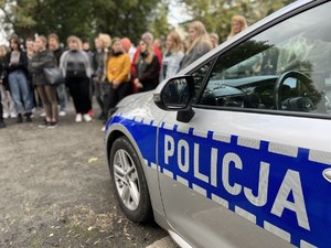 na zdjęciu widoczny radiowóz policyjny