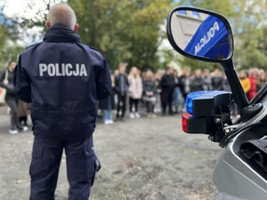 na zdjęciu motocykl policyjny z policjantem