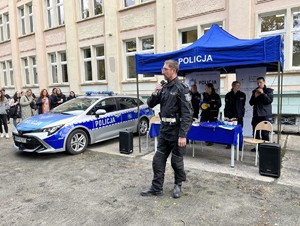 na zdjęciu policjant prowadzi prelekcje