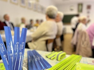 na zdjęciu widoczne gadżety policyjne w formie odblasków
