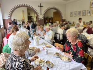 na zdjęciu widoczni seniorzy
