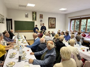 na zdjęciu policjanci i seniorzy