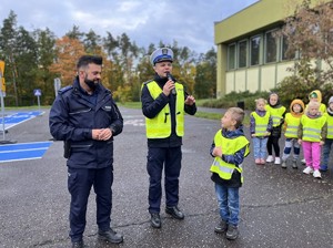na zdjęciu policjanci oraz uczeń szkoły podstawowej