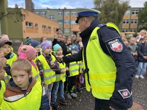 na zdjęciu policjant zadaje pytanie uczniowi