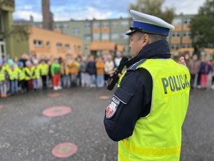 na zdjęciu policjant prowadzi prelekcje