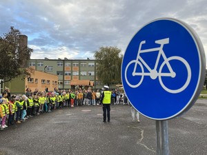 na zdjęciu uczestnicy prelekcji wraz z policjantem