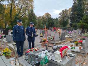 na zdjęciu komendanci nad grobem Michała kędzierskiego