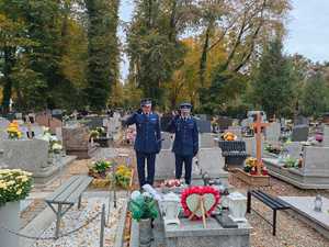 na zdjęciu komendanci oddają honor