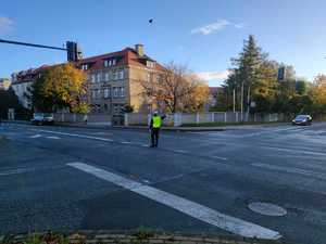 na zdjęciu policjant kieruje ruchem