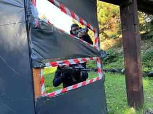 na zdjęciu policjanci strzelają zza przesłony