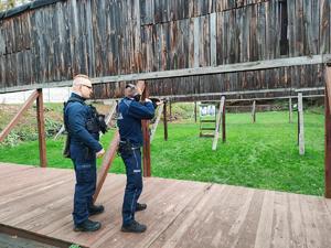 na zdjęciu policjant oddaje strzał do tarczy