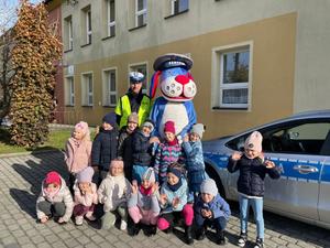 na zdjęciu policjant i przedszkolaki