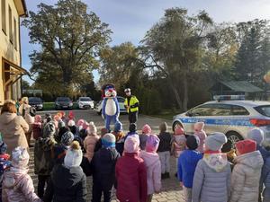 na zdjęciu policjant i przedszkolaki