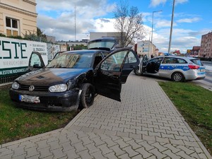 na zdjęciu rozbity volkswagen i radiowoz