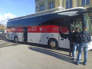 na zdjęciu autobus z krwiodawca