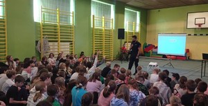 na zdjęciu uczniowie szkoły podstawowej w trakcie trwania prelekcji