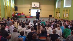 na zdjęciu policjant prowadzi prelekcje