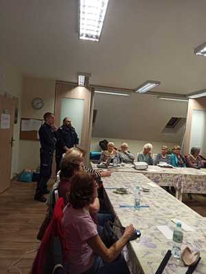 na zdjęciu policjanci oraz seniorzy na spotkaniu