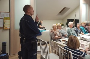 na zdjęciu policjanci i seniorzy