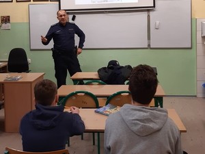 policjant podczas prelekcji w klasie