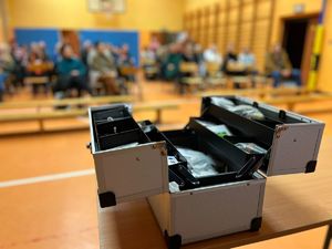 na zdjęciu edukacyjna  walizka narkotykowa