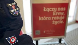 na zdjęciu baner oraz część munduru policyjnego