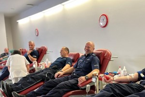 na zdjęciu policjanci oddający krew