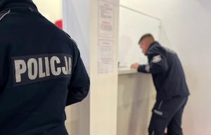 na zdjęciu policjanci rejestrują sie