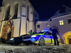 na zdjęciu policjanci oddający hołd