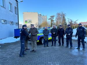 na zdjęciu dyrektor lasów państwowych przekazuje klucze komendantowi