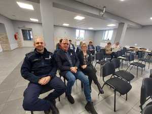 NA ZDJĘCIU DZIELNICOWY I WOJT GMINY KORNOWAC