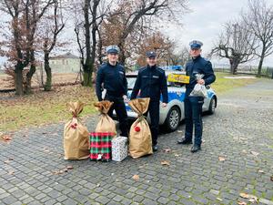 NA ZDJCIU KOMENDANT I POLICJANCI Z RUCHU DROGOWEGO Z DARAMI