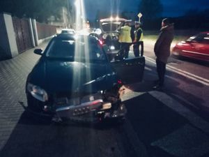 na zdjęciu rozbite auto i policjanci