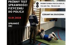 na zdjęciu instruktor i kandydat do policji robiący brzuszki przy drabince