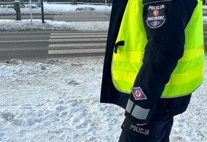 na zdjęciu policjant przed przejściem dla pieszych