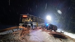 Zdjęcie z miejsca wypadku drogowego. Na zdjęciu autobus miejski i samochód osobowy.