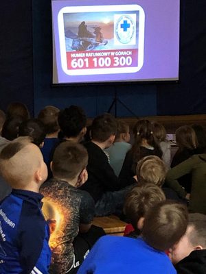 na zdjęciu dzieci oglądają pokaz slajdów