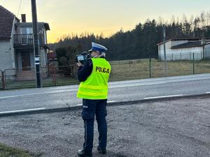 NA ZDJĘCIU POLICJNTKA RUCHU DROGOWEGO MIERZY PRĘDKOŚĆ