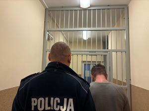 na zdjęciu policjant z zatrzymanym graciarzem