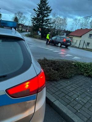 na zdjęciu policjant bada trzeźwość na drodze