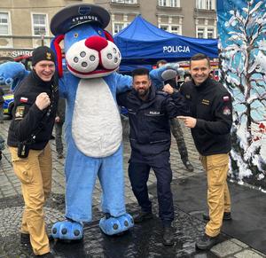 na zdjęciu sznupek policjant i strażacy