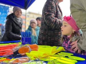 na zdjęciu mała dziewczynka czeka na odblaski