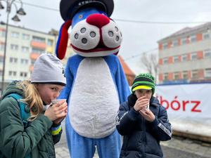 na zdjęciu sznupek i dzieci piją herbatke