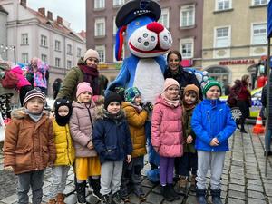 na zdjęciu sznupek przedszkolaki pani i policjantka