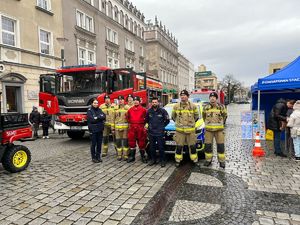 na zdjęciu policjanci i strażacy zdjęcie grupowe