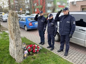 na zdjęciu komendant oraz naczelnicy oddający cześć pamięci